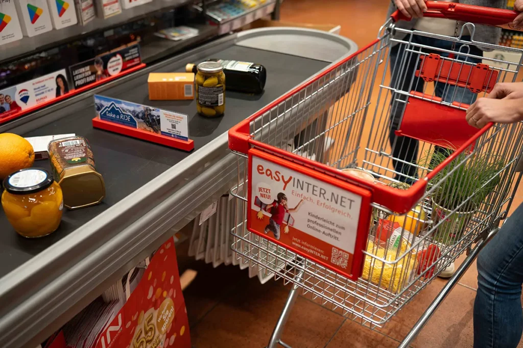 einkaufswagen mit MobilPOSter am Kassenband